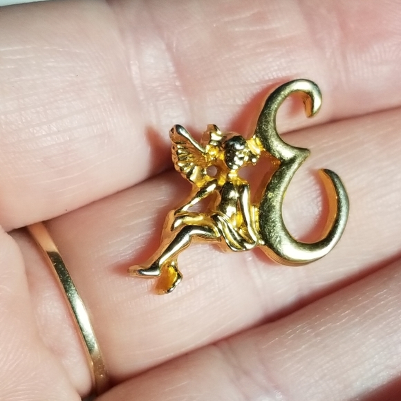 Relisted -Vintage angel pin letter E gold tone brooch monogram angle initial - Picture 2 of 5
